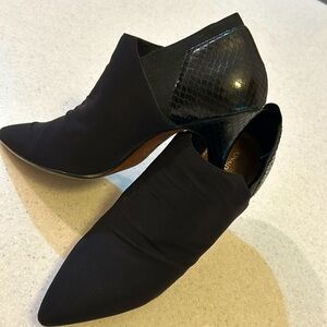 Donald Pliner bootie size 9 1/2 Tillie DW5